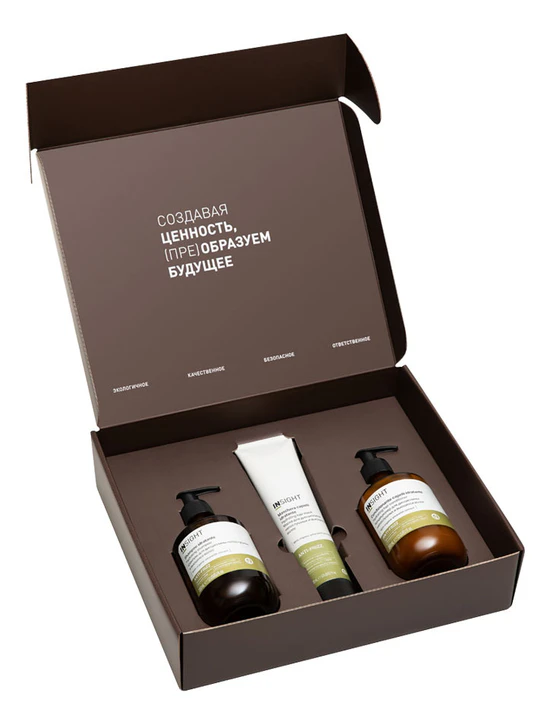 набор средств для ухода за волосами на полке